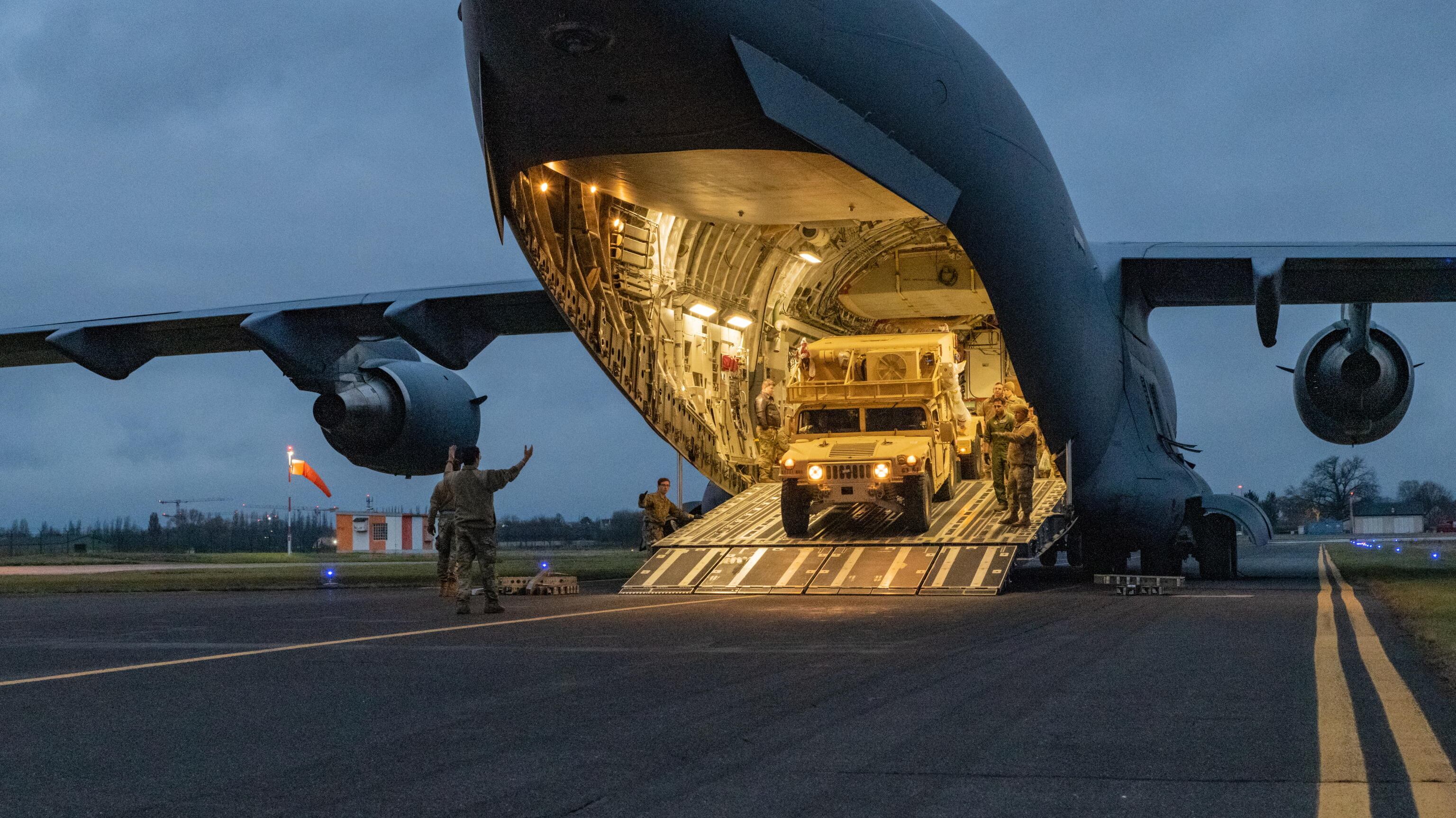 Aerei, navi e truppe di terra. Nato e Russia muovono le forze