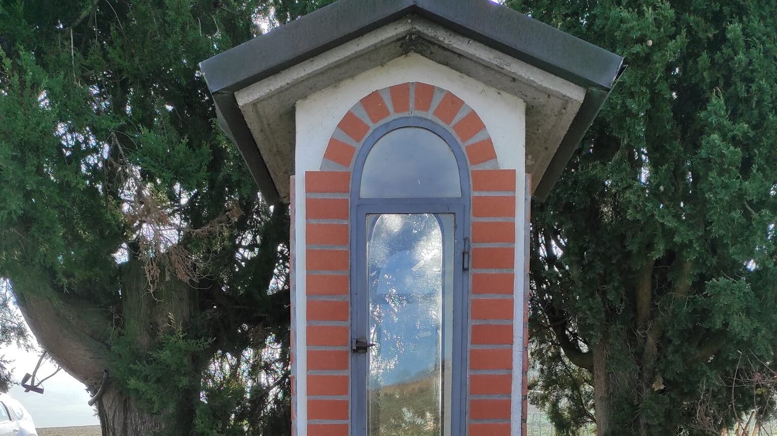 Scavalcano la recinzione e rubano statuetta della Madonna