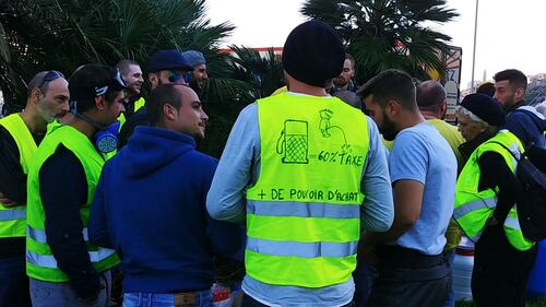 I gilet jaunes sconfinano in Italia e occupano la barriera dell'A10 a Ventimiglia 11