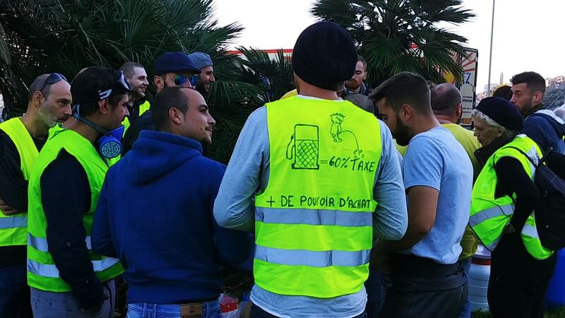 I gilet jaunes sconfinano in Italia e occupano la barriera dell'A10 a Ventimiglia 11