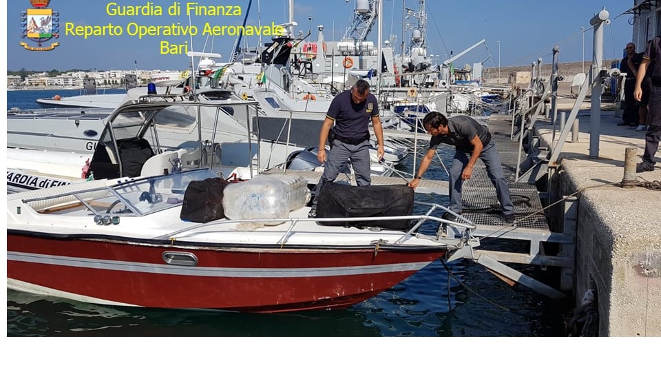 Otranto, fermato motoscafo con sette quintali di marijuana
