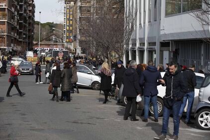 Terremoto, panico a Roma: chiusa metropolitana, evacuate scuole e uffici 9