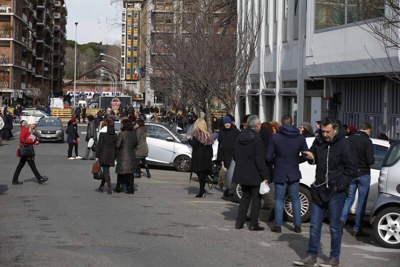 Terremoto, panico a Roma: chiusa metropolitana, evacuate scuole e uffici 9