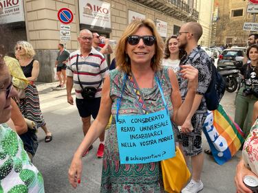 Uomini vestiti da cani, utero in affitto e maternità surrogata. Ecco il Gay Pride di Palermo 11