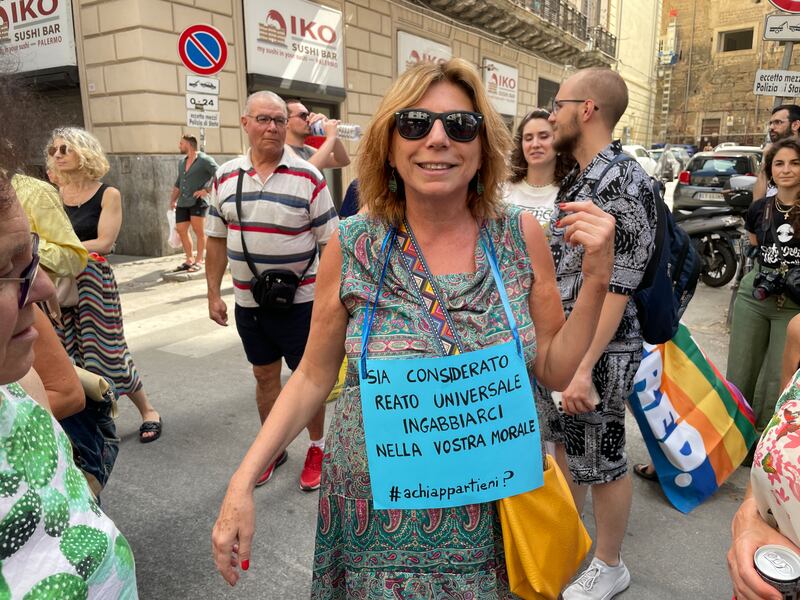 Uomini vestiti da cani, utero in affitto e maternità surrogata. Ecco il Gay Pride di Palermo 11