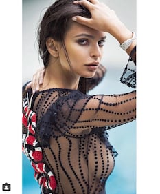 Emily Ratajkowski nuda e sexy su un cavallo: foto 7