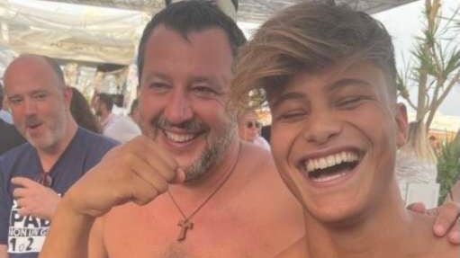 Posta una foto con Salvini: influencer aggredito sui social