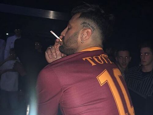 Corona "sfida" Ilary Blasi con la maglia di Totti Ma scatena l'ira dei tifosi