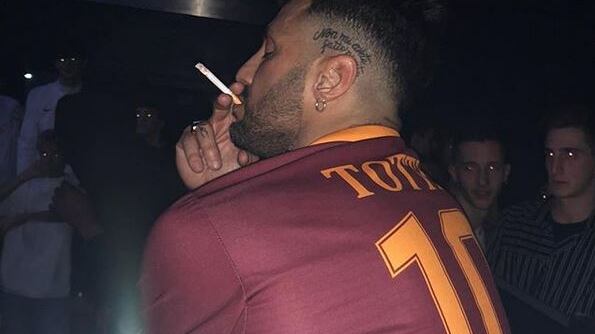Corona "sfida" Ilary Blasi con la maglia di Totti Ma scatena l'ira dei tifosi