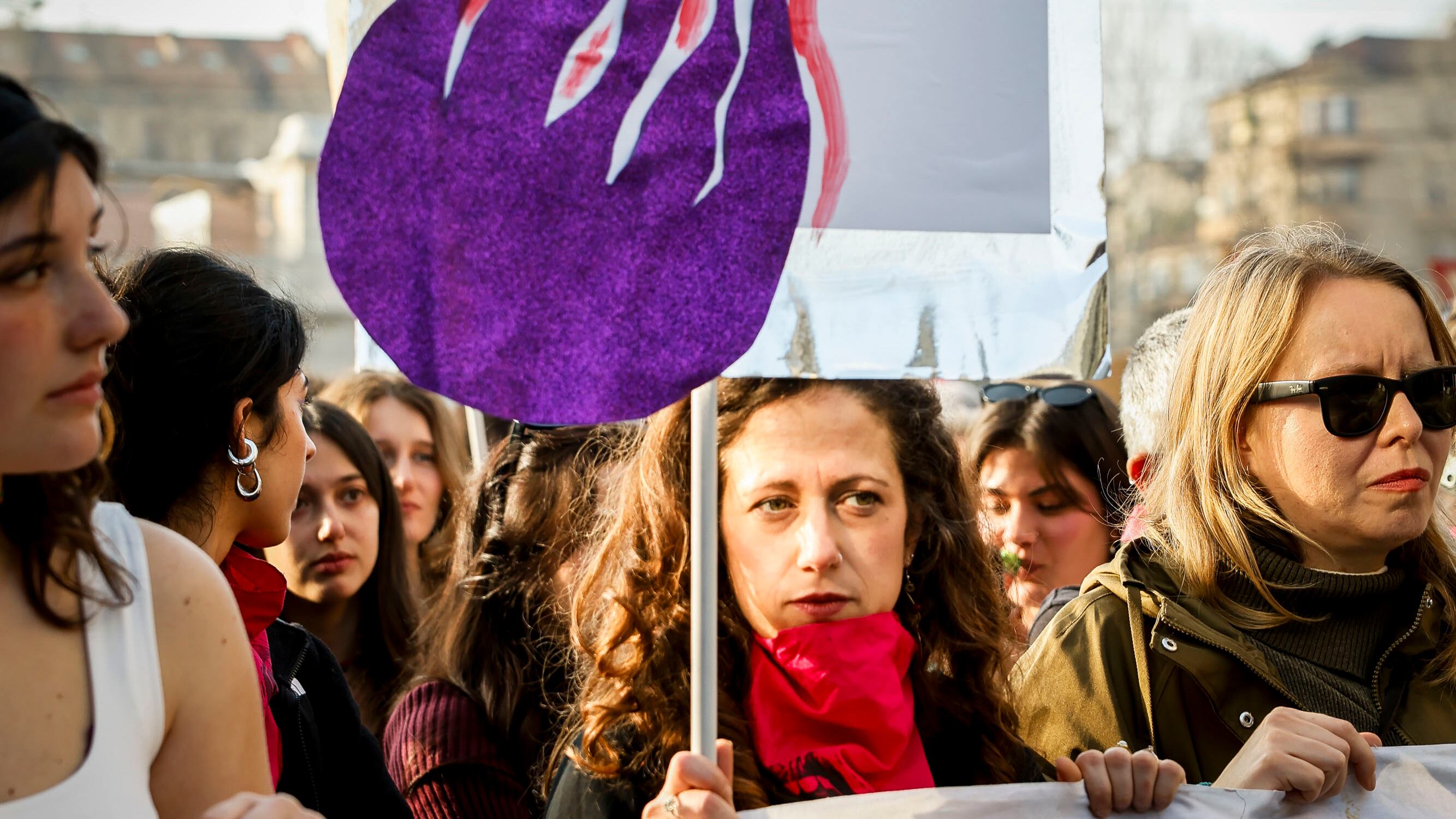 Il femminismo segue la bussola ideologica