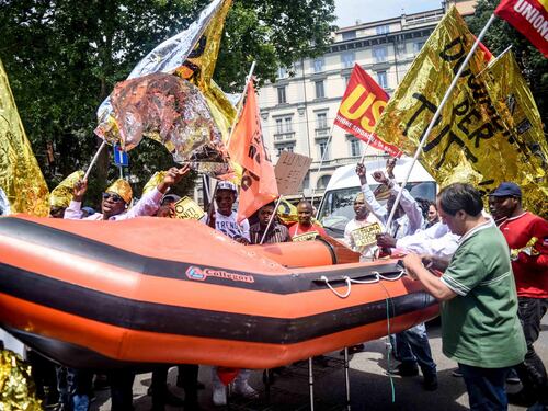 La sinistra marcia coi migranti. "È razzismo contro gli italiani"
