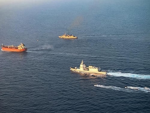 Nave della Marina italiana abborda petroliera della “flotta ombra” russa a ovest di Pantelleria