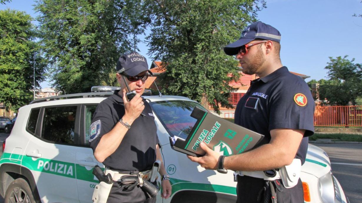 Gira nudo per strada e nei negozi: la follia dell'immigrato già espulso