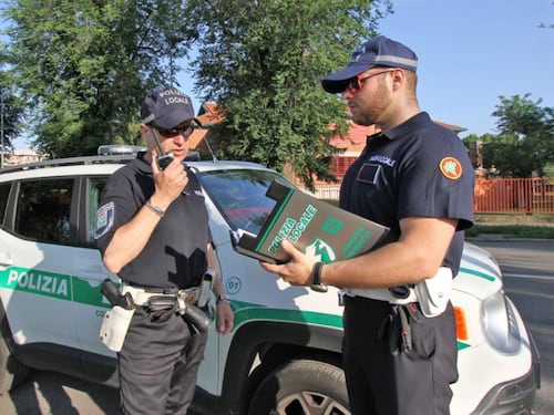 Gira nudo per strada e nei negozi: la follia dell'immigrato già espulso
