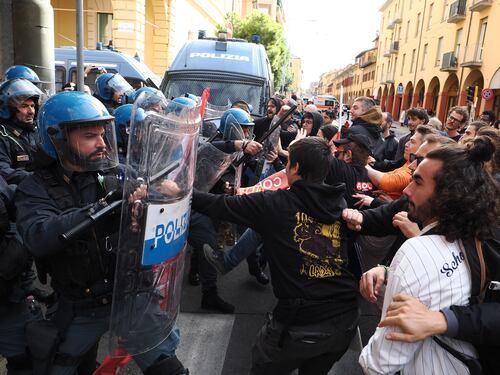 I vittimismo dei centri sociali sulle occupazioni: “Confino politico-fascista”