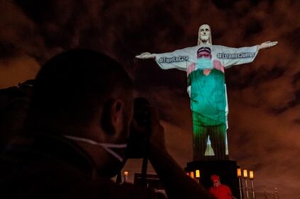 Il Cristo Redentore si illumina per onorare i medici e gli infermieri che combattono il coronavirus 7