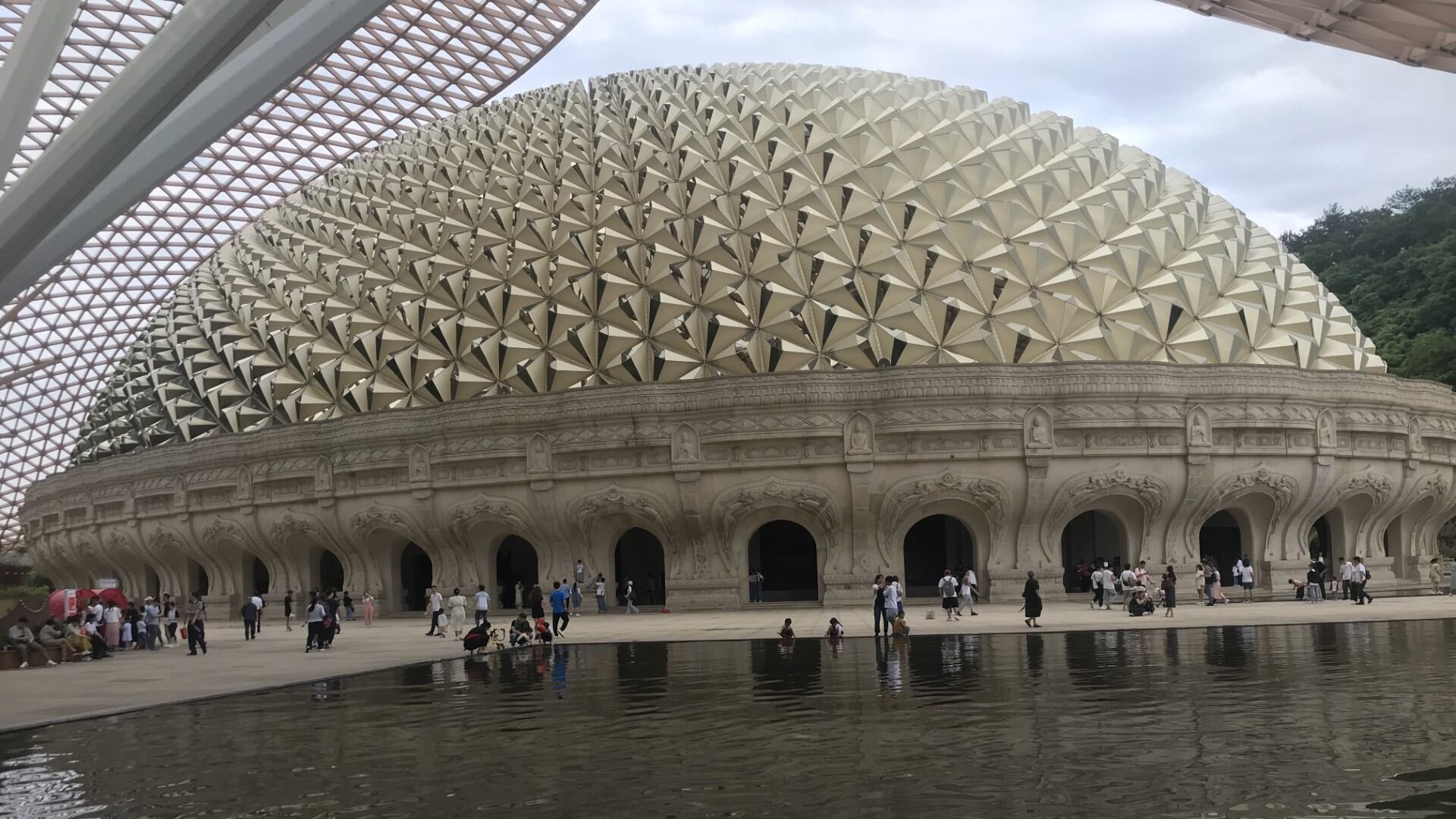 Nanchino sorprende tra Buddha e grattacieli