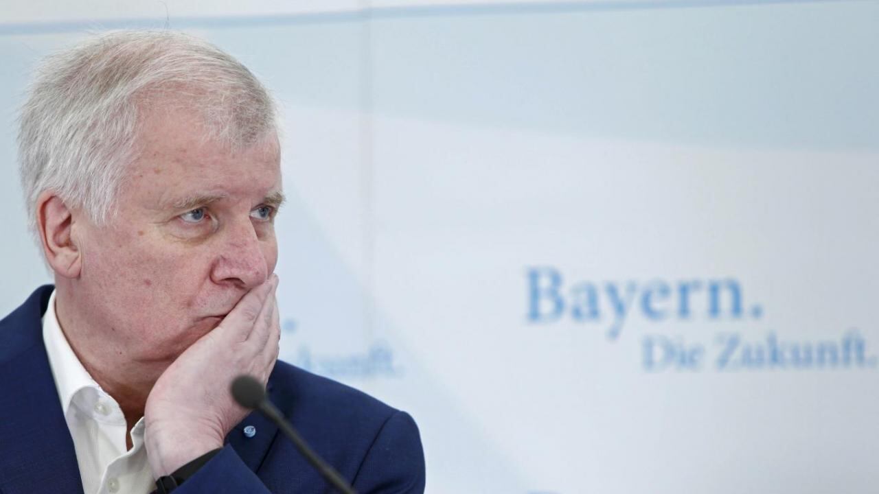 Bufera su Seehofer: "Ha offerto a islamici buffet con carne suina"