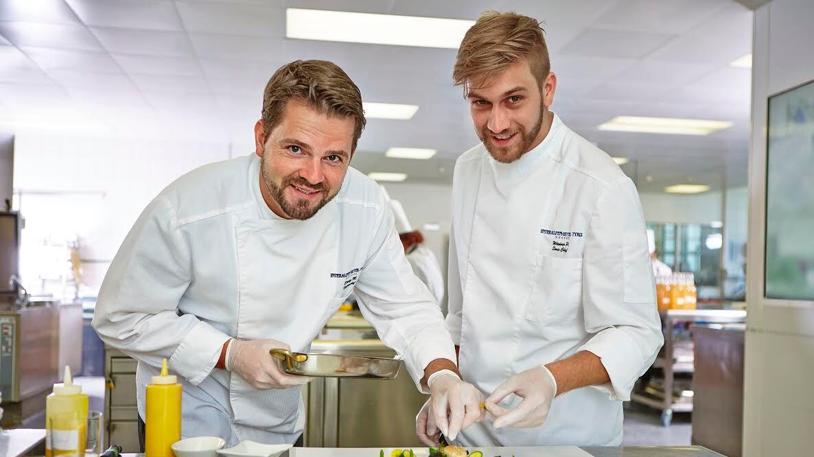 La cucina si trasforma in sala da pranzo con gli chef
