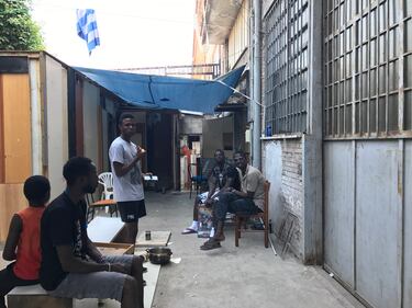 Roma, centinaia di migranti accampati in strada dopo lo sgombero dei palazzi occupati 12