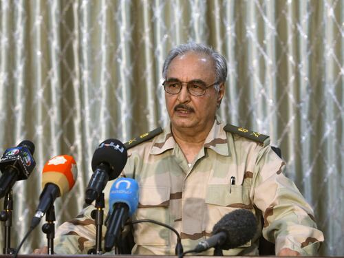 Migranti, Haftar chiama l'Italia: "Vi aiutiamo ma dateci gli elicotteri"