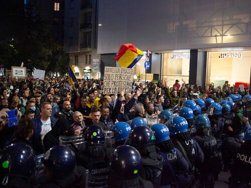 Corteo no Green pass, il poliziotto sbotta con la manifestante
