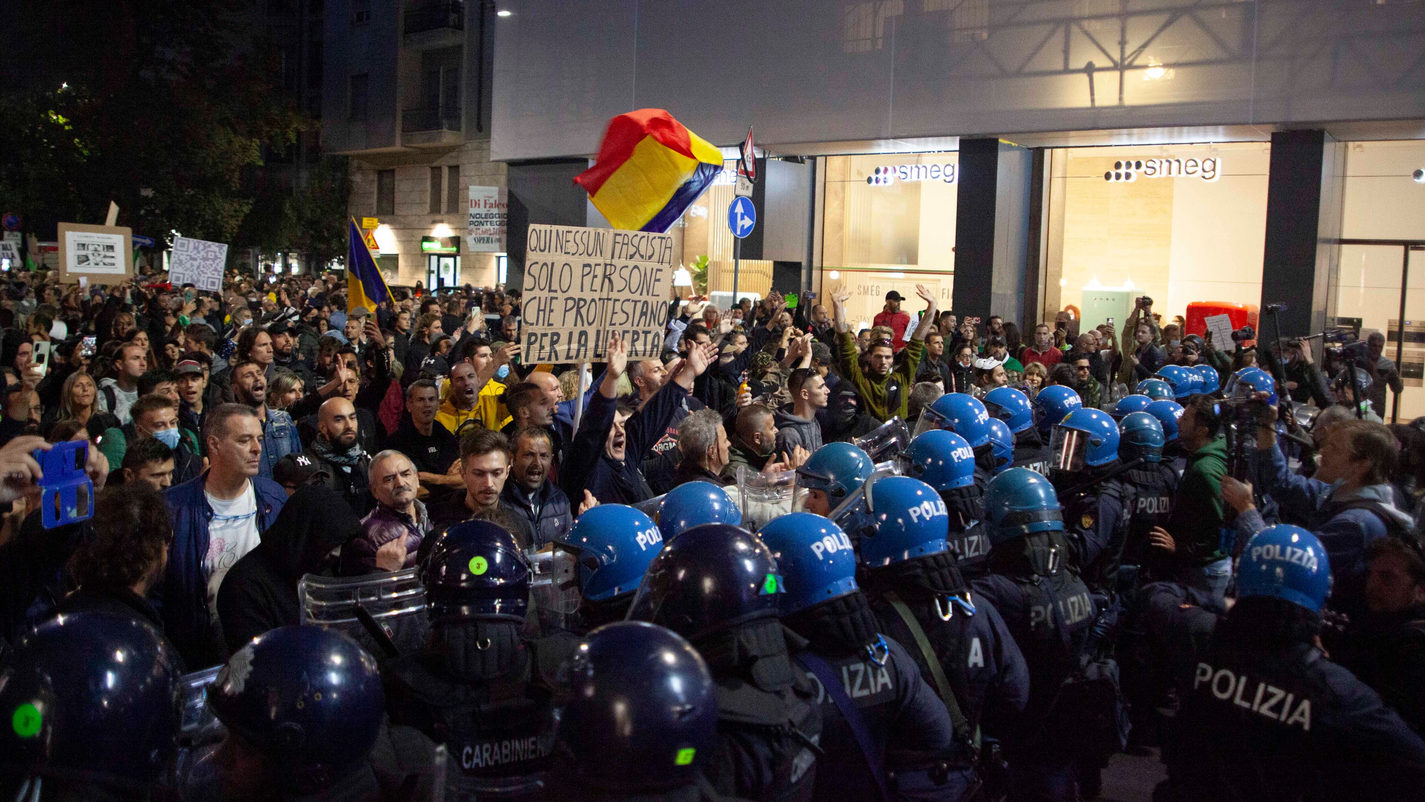 Corteo no Green pass, il poliziotto sbotta con la manifestante