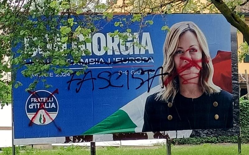 Uno dei manifesti vandalizzati