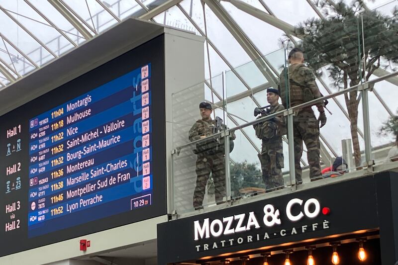 Attacco al coltello alla stazione di Parigi: tre feriti. Fermato un maliano con documenti italiani 3