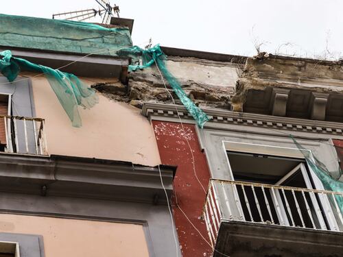 Crolla un cornicione: muore un commerciante
