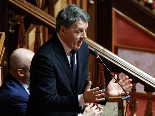 Renzi chiama La Russa "camerata". Scintille in aula col presidente del Senato