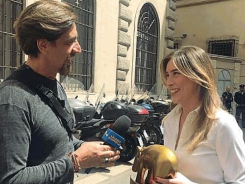 Striscia, Staffelli consegna il Tapiro a Maria Elena Boschi