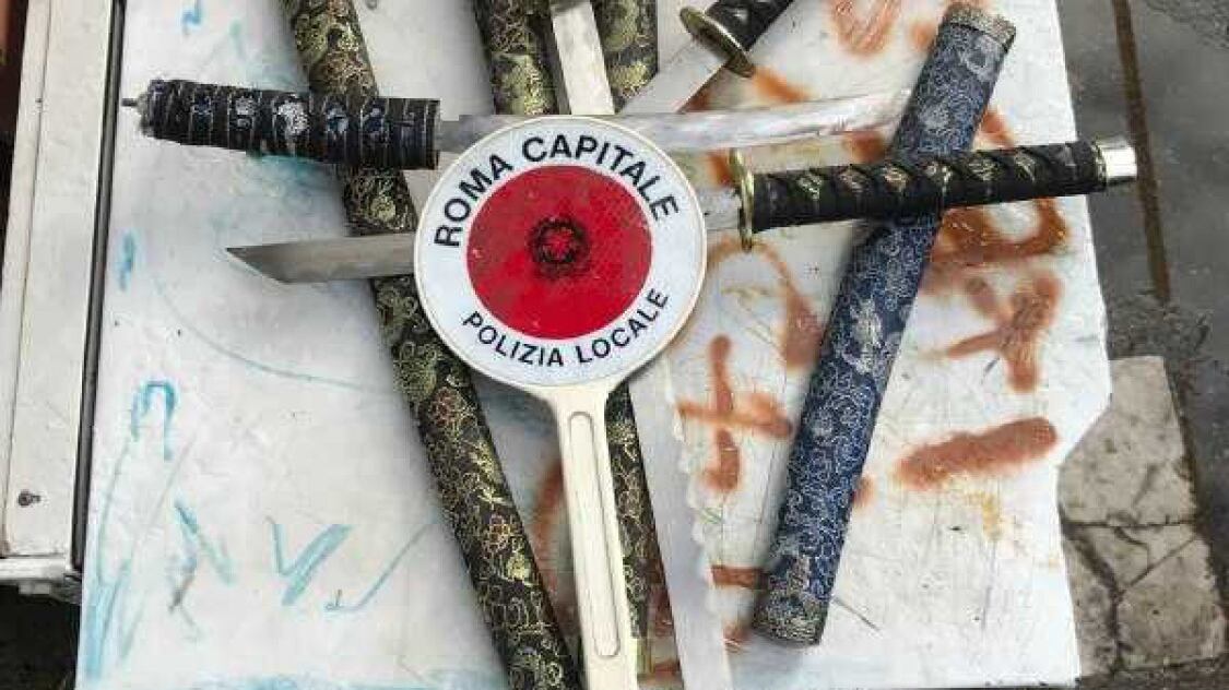 Roma, ecco l'arsenale dei rom: spade, accette, mazze e coltelli