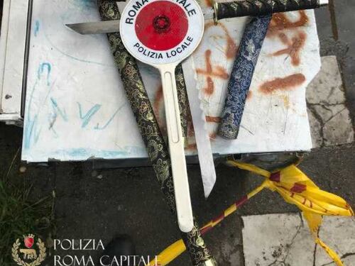 Roma, ecco l'arsenale dei rom: spade, accette, mazze e coltelli
