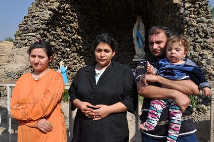 La famiglia di Elmas Elias Polos (al centro) scappata a Baghdad ospite dell'ex seminario. Il padre è stato torturato e ucciso dai seguaci del Califfo perché non voleva convertirsi