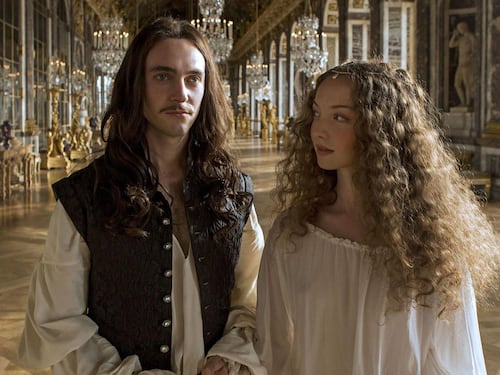 Intrighi di corte e sfrenate passioni: Versailles, la serie (poco) storica