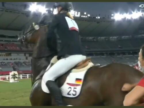 Picchia il cavallo che non vuole saltare: espulsa dalle Olimpiadi