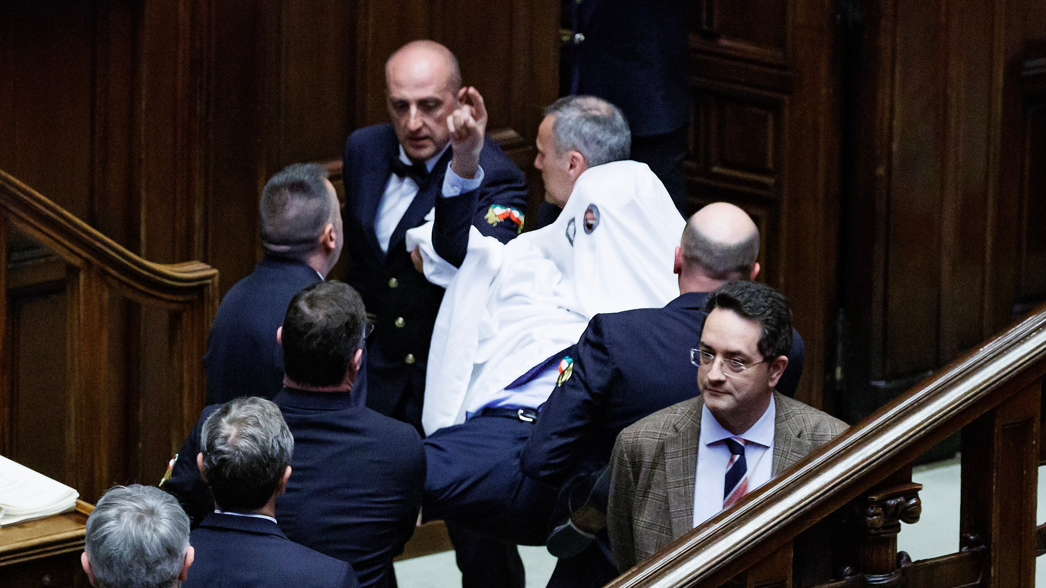 Un fantasma appare alla Camera e si avvicina a Meloni: ecco lo show di Magi