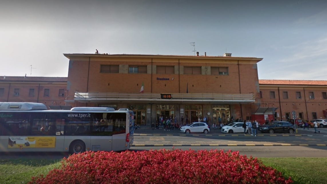 Ferrara, sputi e botte a capotreno che perde i sensi: preso magrebino