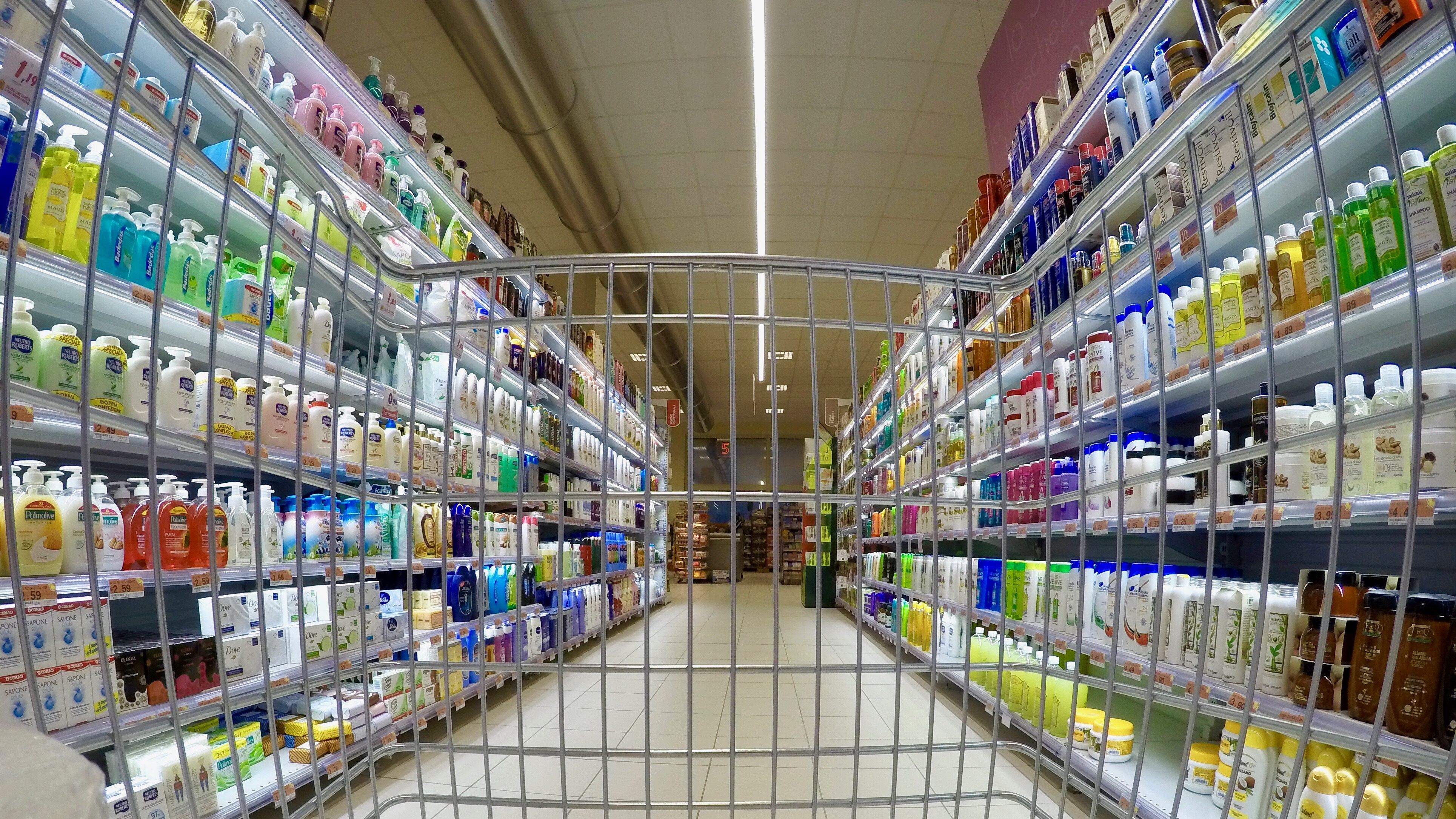 Carrefour taglia 769 lavoratori e chiude 106 negozi