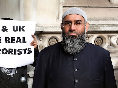 Gb, giudici scarcerano l'"imam del terrore". Ira del governo May