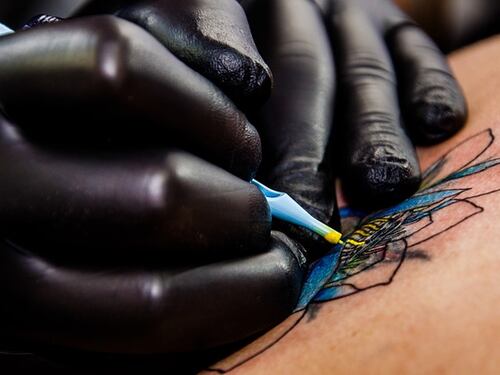 Tatuaggi e inchiostri potenzialmente pericolosi: controlli dei Nas in tutta Italia
