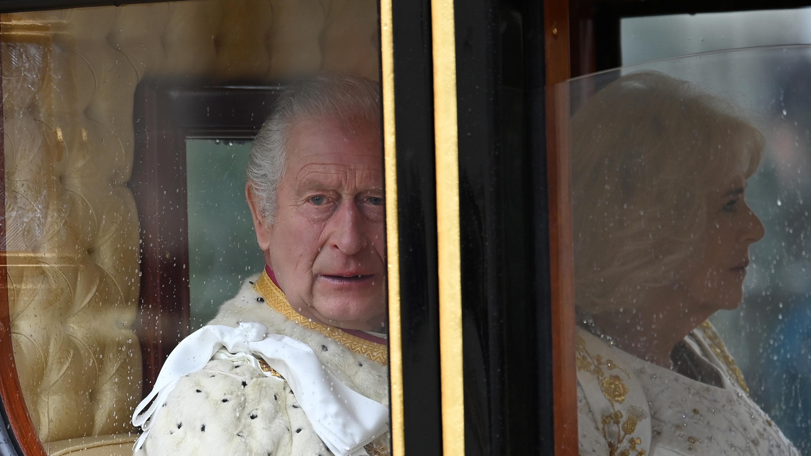 "No comment". Il silenzio di Carlo sull'incidente di Harry e Meghan