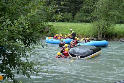 I giocatori della Roma si danno al rafting 3