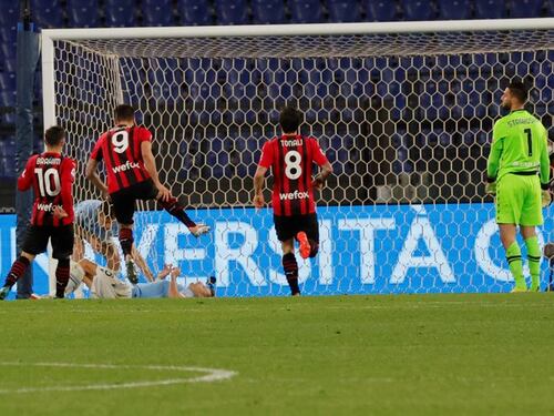 Il Milan gioisce al 93': 1-2 alla Lazio e sorpasso all'Inter in classifica