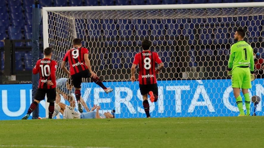 Il Milan gioisce al 93': 1-2 alla Lazio e sorpasso all'Inter in classifica