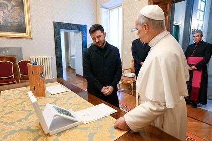 Zelensky dona un presepe a Papa Leone XIV 1