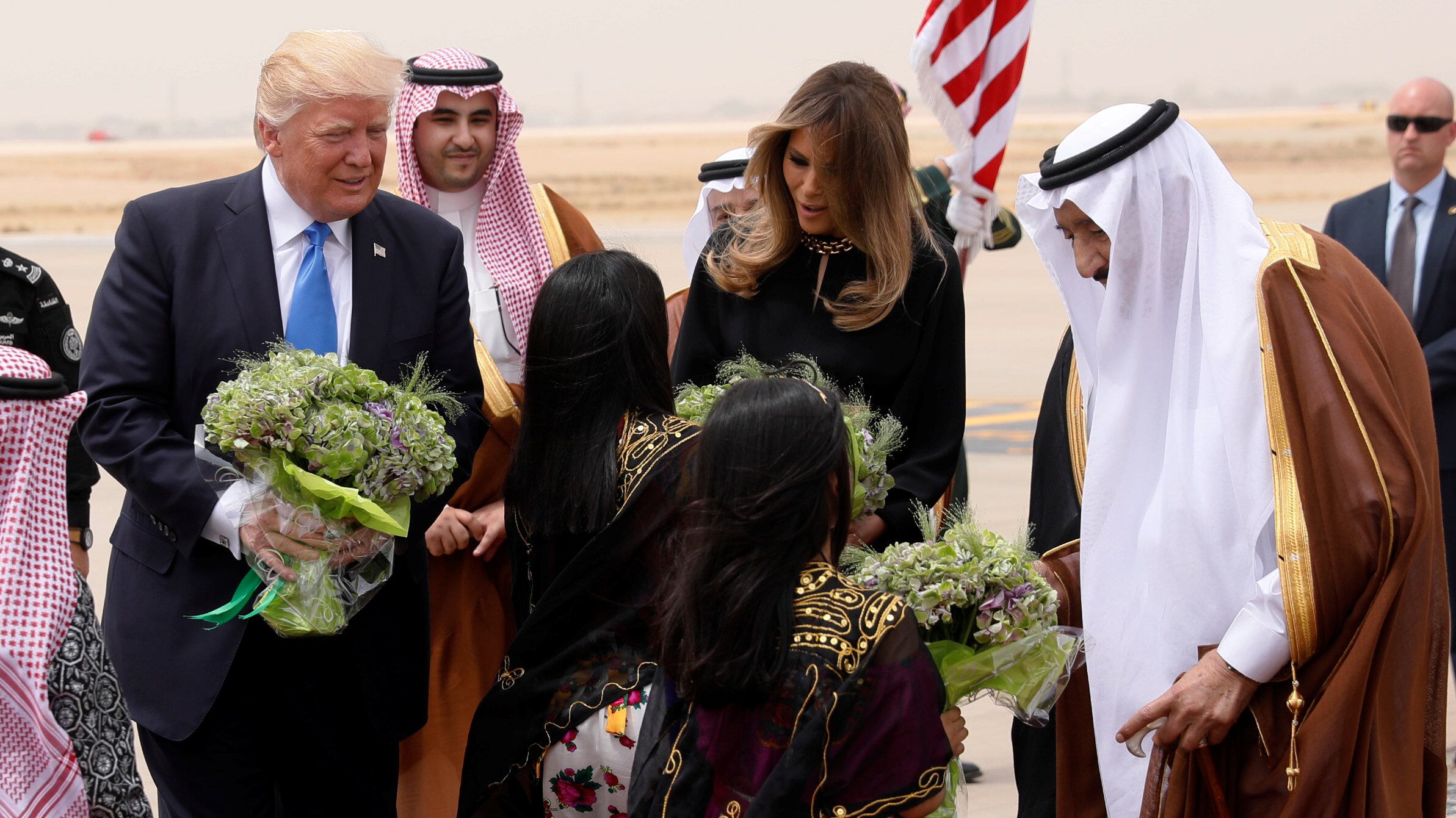 Trump con Melania (senza velo) in Arabia