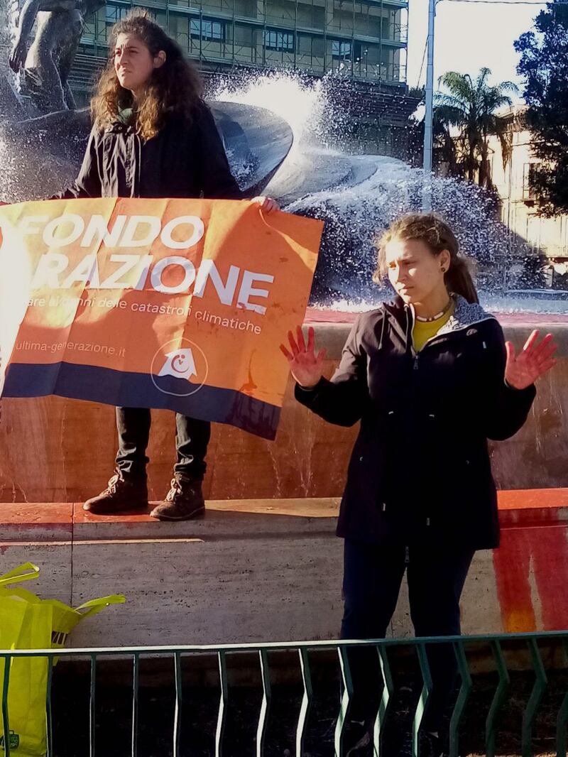 Traffico bloccato e fontana imbrattata di rosso, le immagini del blitz di Ultima generazione a Catania 10