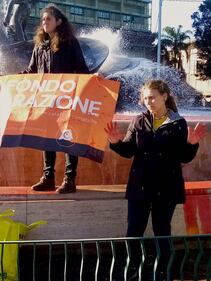 Traffico bloccato e fontana imbrattata di rosso, le immagini del blitz di Ultima generazione a Catania 10